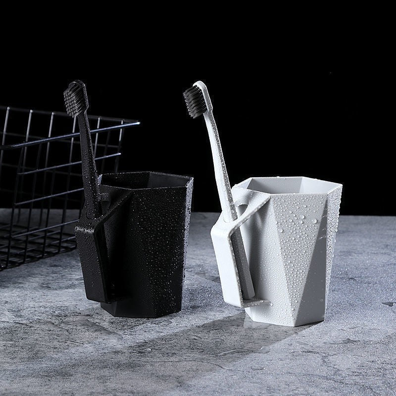 Home use diamond-shaped mouthwash cup, creative Nordic style, light luxury couple diamond toothbrush cup with handle.